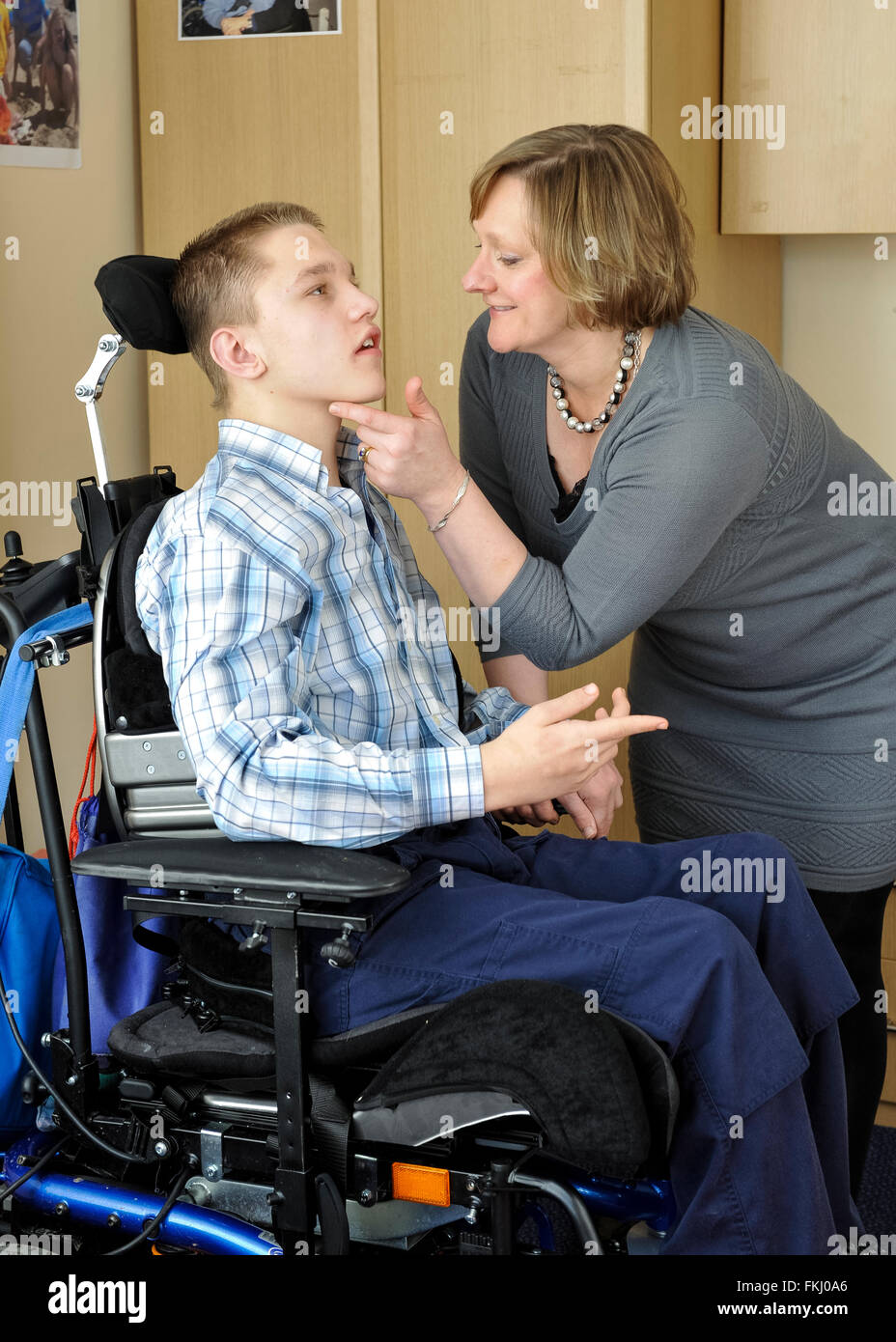 Jane Raca con suo figlio handicappato James che è nato 4 mese prematura. Jane ha scritto un libro sulle sfide alla ricerca dopo un bambino disabile. Foto Stock