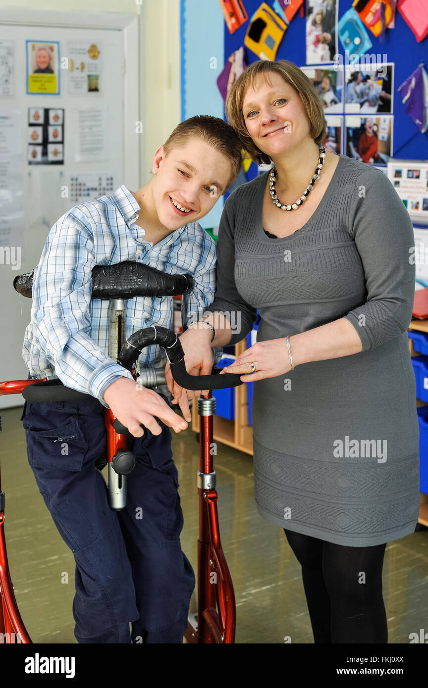 Jane Raca con suo figlio handicappato James che è nato 4 mese prematura. Jane ha scritto un libro sulle sfide alla ricerca dopo un bambino disabile. Foto Stock