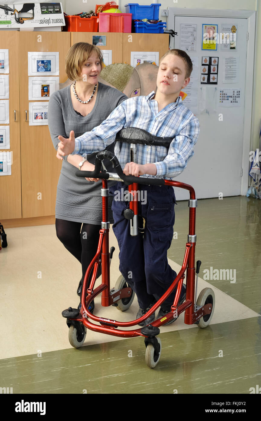 Jane Raca con suo figlio handicappato James che è nato 4 mese prematura. Jane ha scritto un libro sulle sfide alla ricerca dopo un bambino disabile. Foto Stock