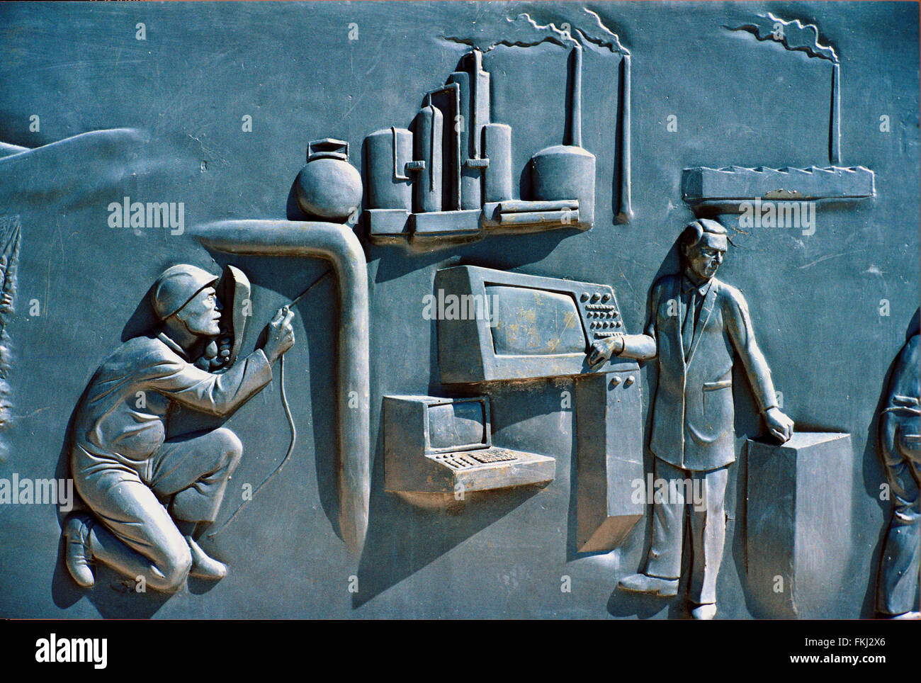 Arte nazionalista o Bas-Relief del moderno stabilimento Scena, un nazionalista il lavoro alla base di un monumento di Ataturk, Kusadasi, Turchia Foto Stock