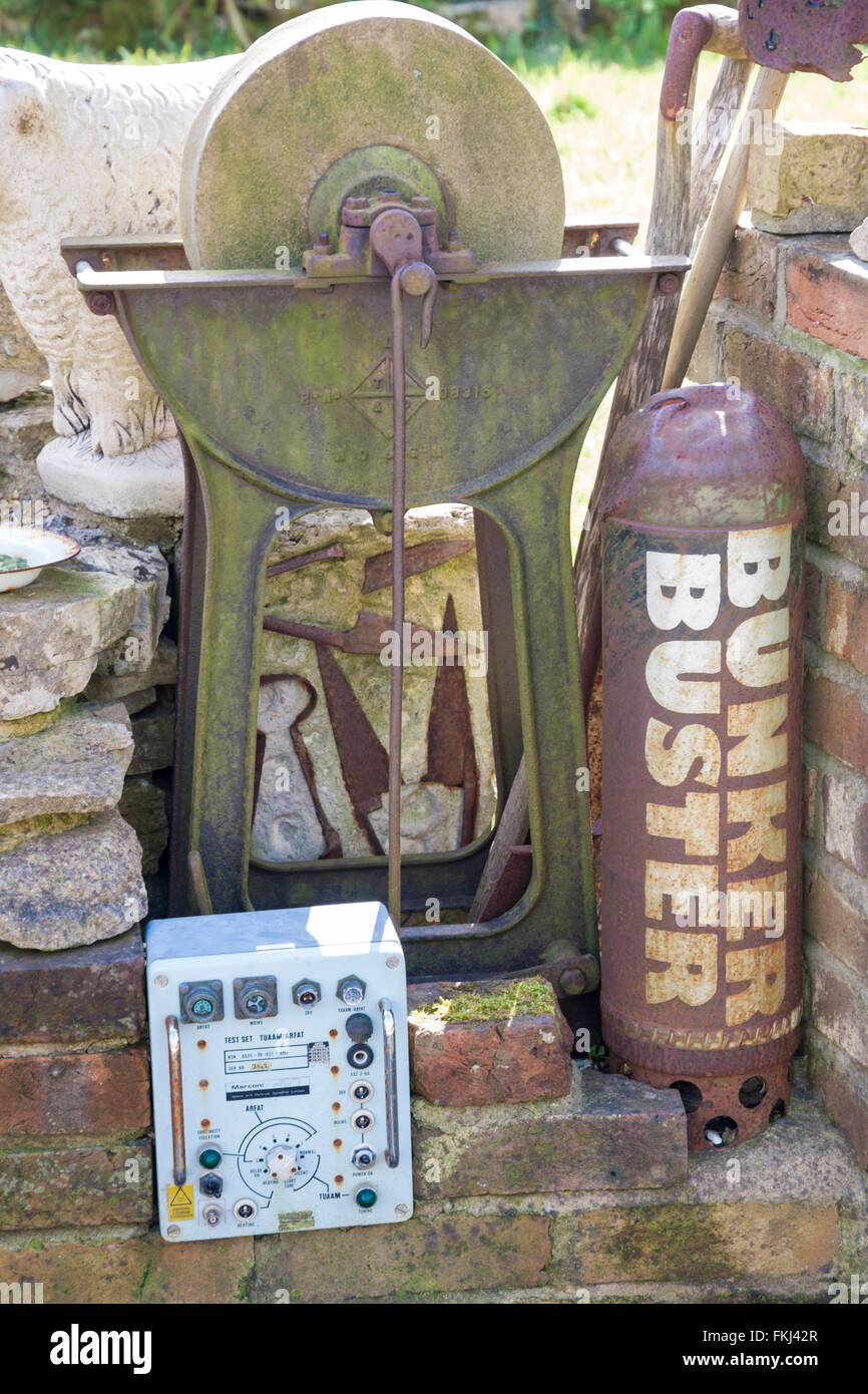 Reliquie sul muro di rottamazione al progetto Tyneham Farm, Dorset, Regno Unito nel mese di marzo Foto Stock