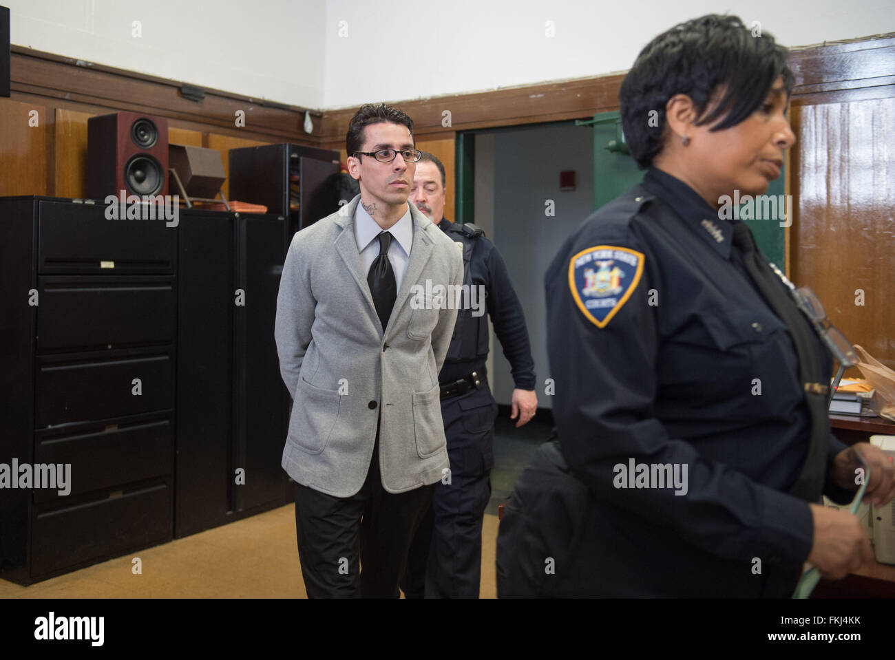 New York, NY, STATI UNITI D'AMERICA. 8 Mar, 2016. Corte poliziotti scortare ELLIOT MORALES in Aula a seguito di una pausa pranzo mentre la giuria delibera il suo caso sulle tasse in un gay-bias uccidendo a Manhattan la corte suprema dello Stato, martedì 8 marzo, 2016. Credito: Bryan Smith/ZUMA filo/Alamy Live News Foto Stock