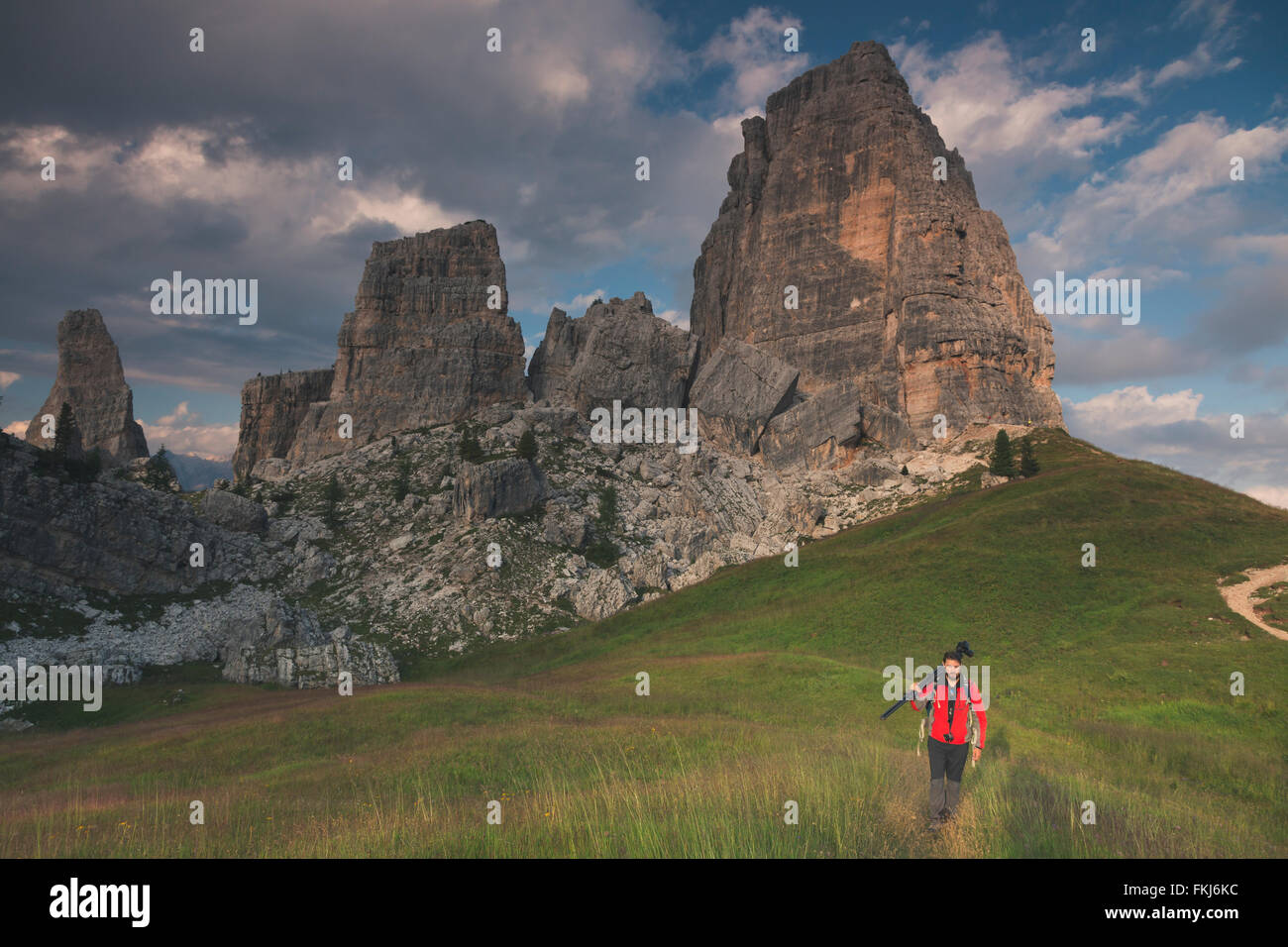 Fotografo in montagne dolomitiche, Cinque Torri Foto Stock