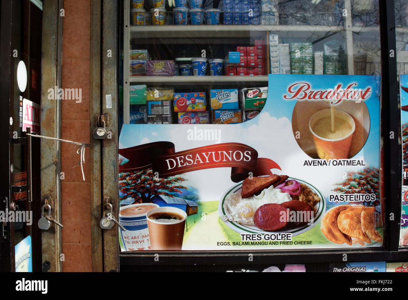 Una bodega in East Harlem, prevalentemente un quartiere ispanico in Manhattan. Foto Stock