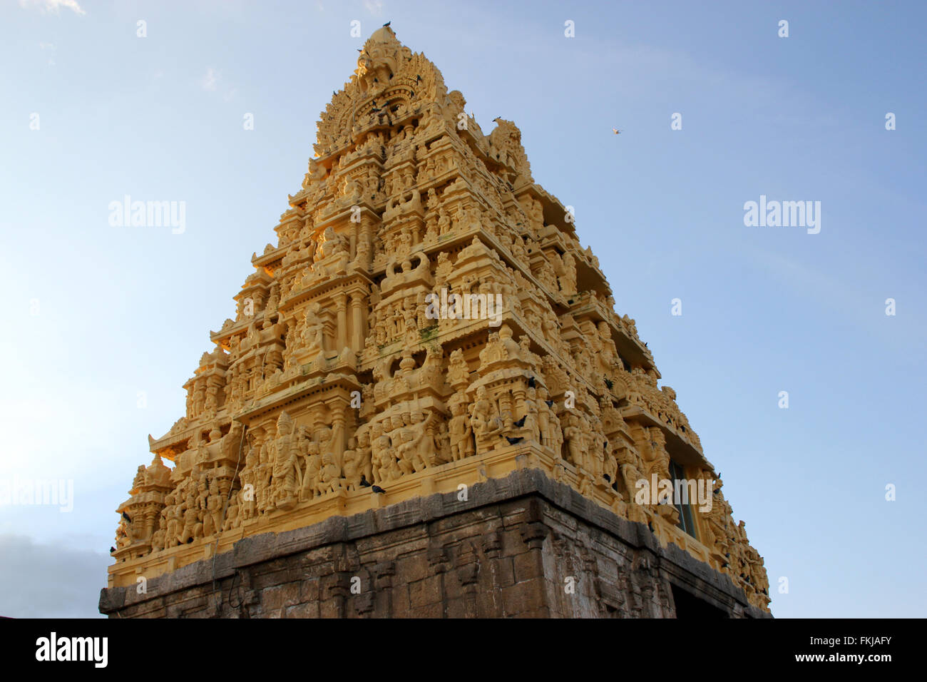 Top cupola del golden gopura, l'ingresso al Tempio Chennakesava a Belur, Karnataka, con intricati scolpitura Foto Stock