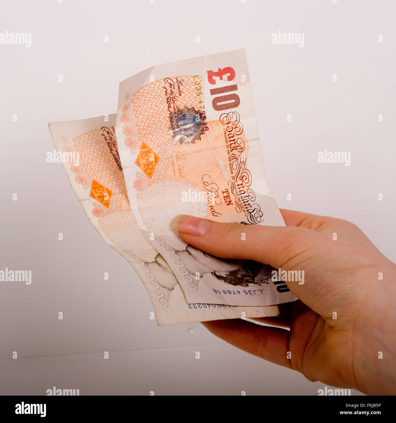 Il pagamento in contanti, dieci pound note Foto Stock