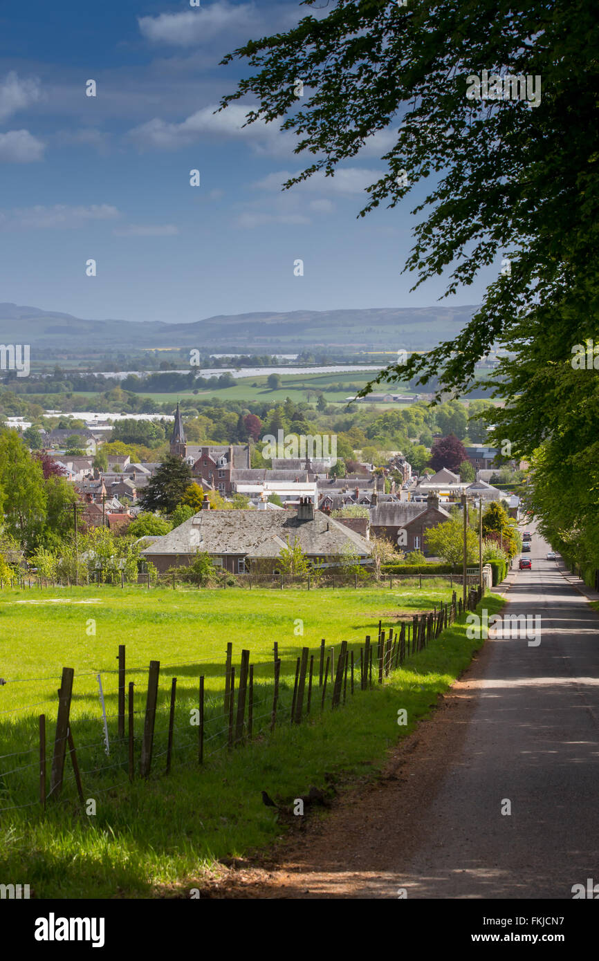 Visualizza in basso una corsia che guarda verso la città di Blairgowrie, Perthshire, Scotland, Regno Unito Foto Stock