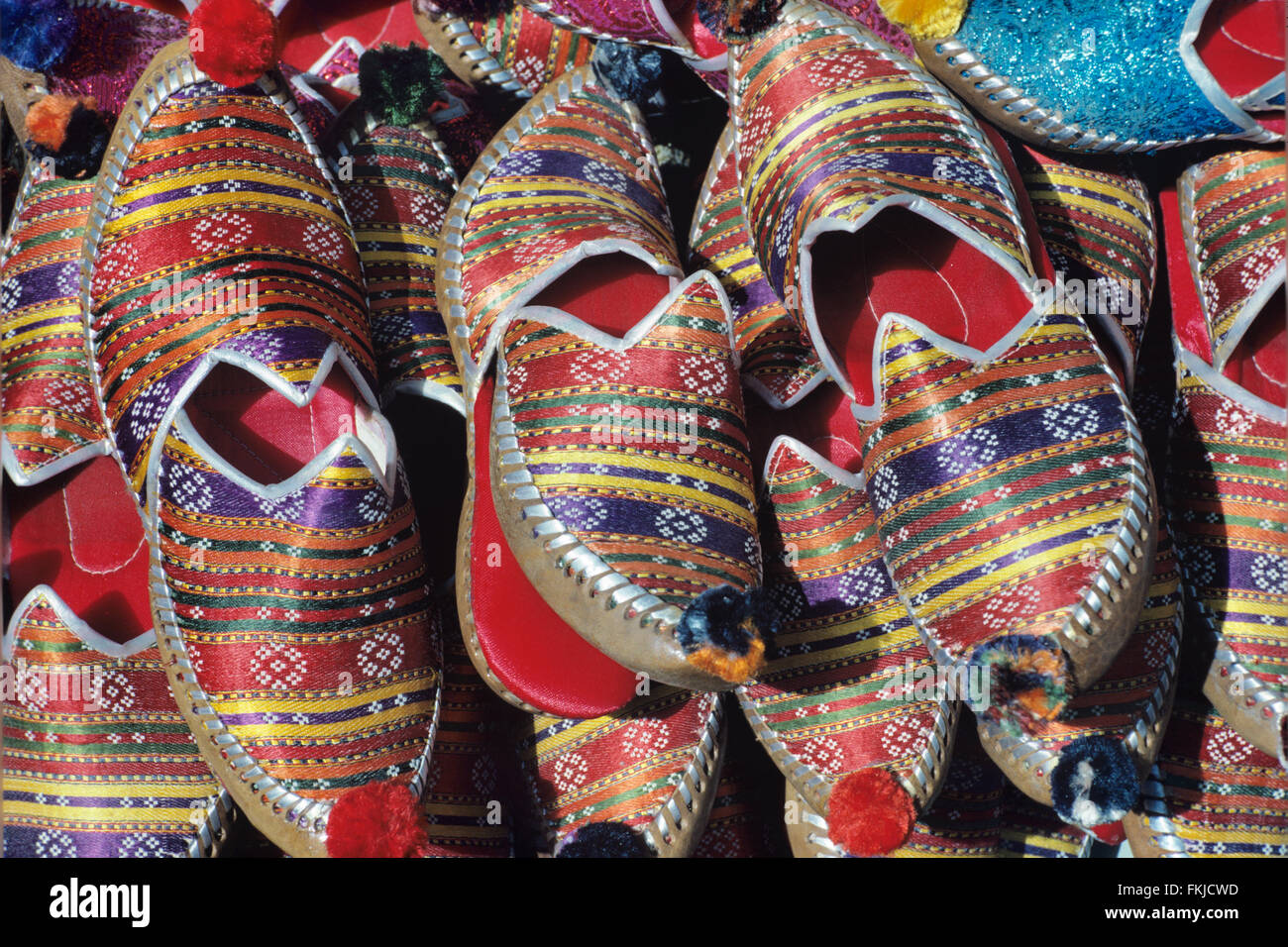 Display del bagno turco o Oriental pantofole o scarpe per la vendita come  souvenir nel negozio di Souvenir Bodrum Turchia Foto stock - Alamy