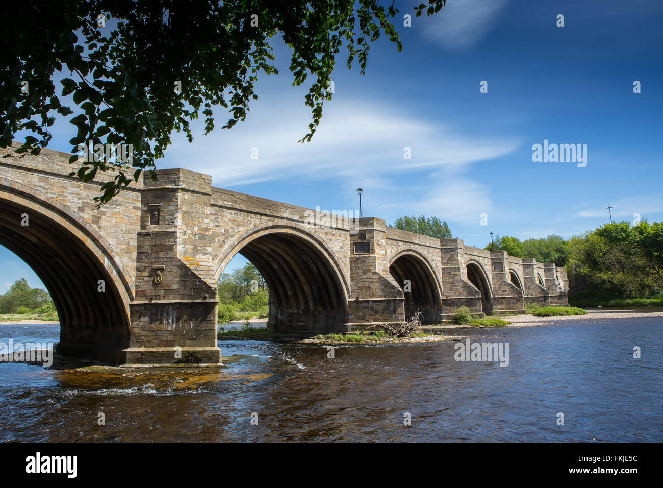 Ponte storico di Dee oltre il famoso fiume Dee nella città di Aberdeen, Scozia, Regno Unito Foto Stock