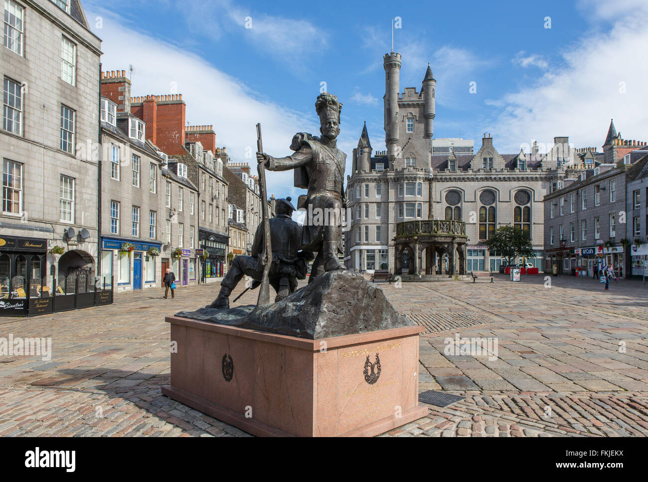 The Gordon Highlanders statua in Castlegate di Aberdeen, Scozia, con la cittadella in background Foto Stock