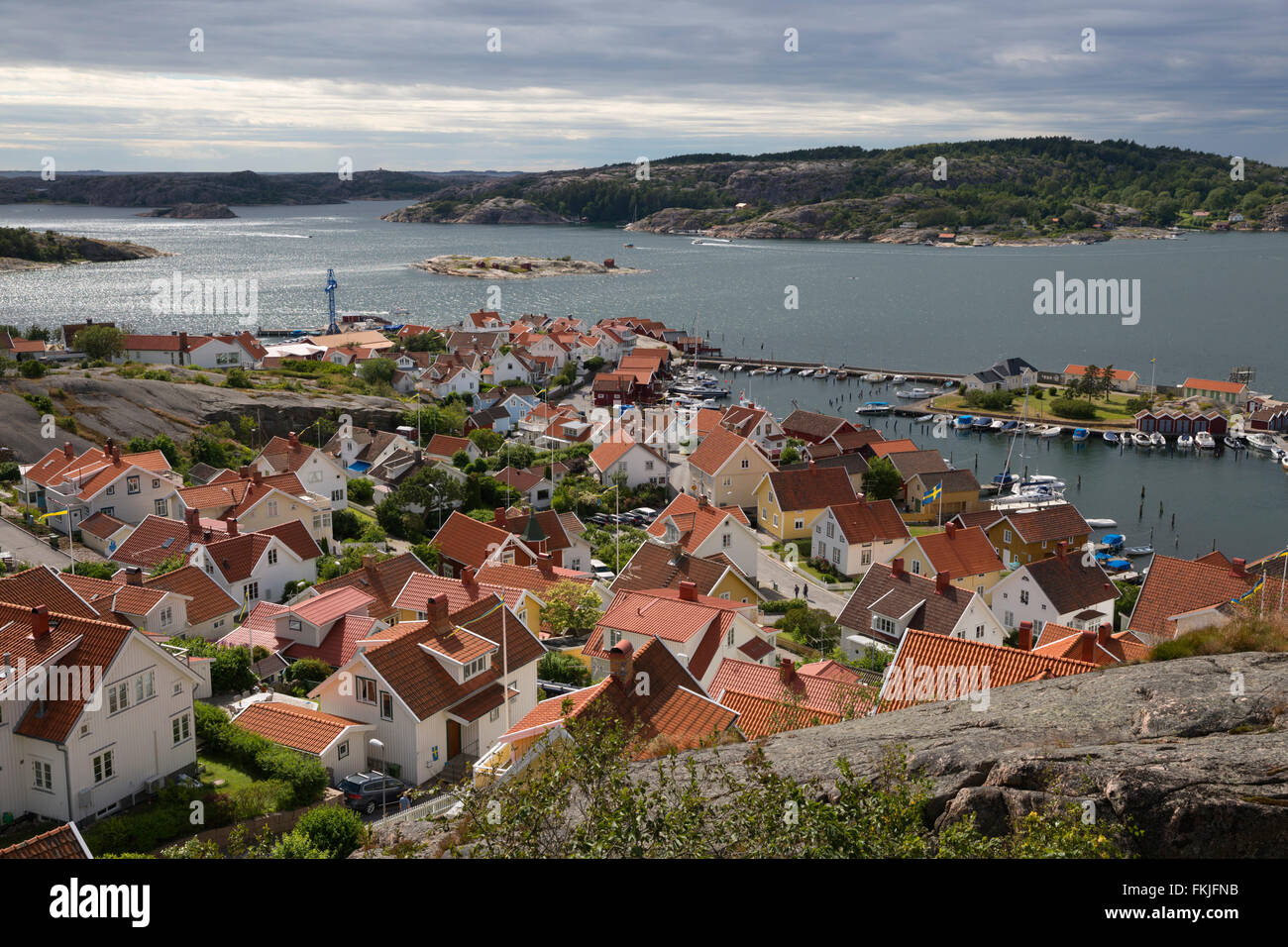 Vista sul porto e città da Vetteberget cliff, Fjällbacka Bohuslän, costa, a sud-ovest della Svezia, Svezia, Scandinavia, Europa Foto Stock