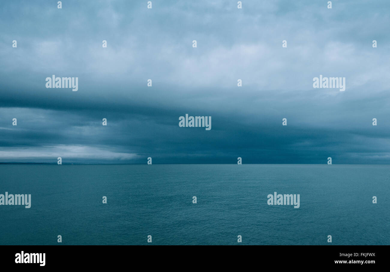 Nuvoloso e minimalista seascape, emulazione di pellicola filtro applicato Foto Stock