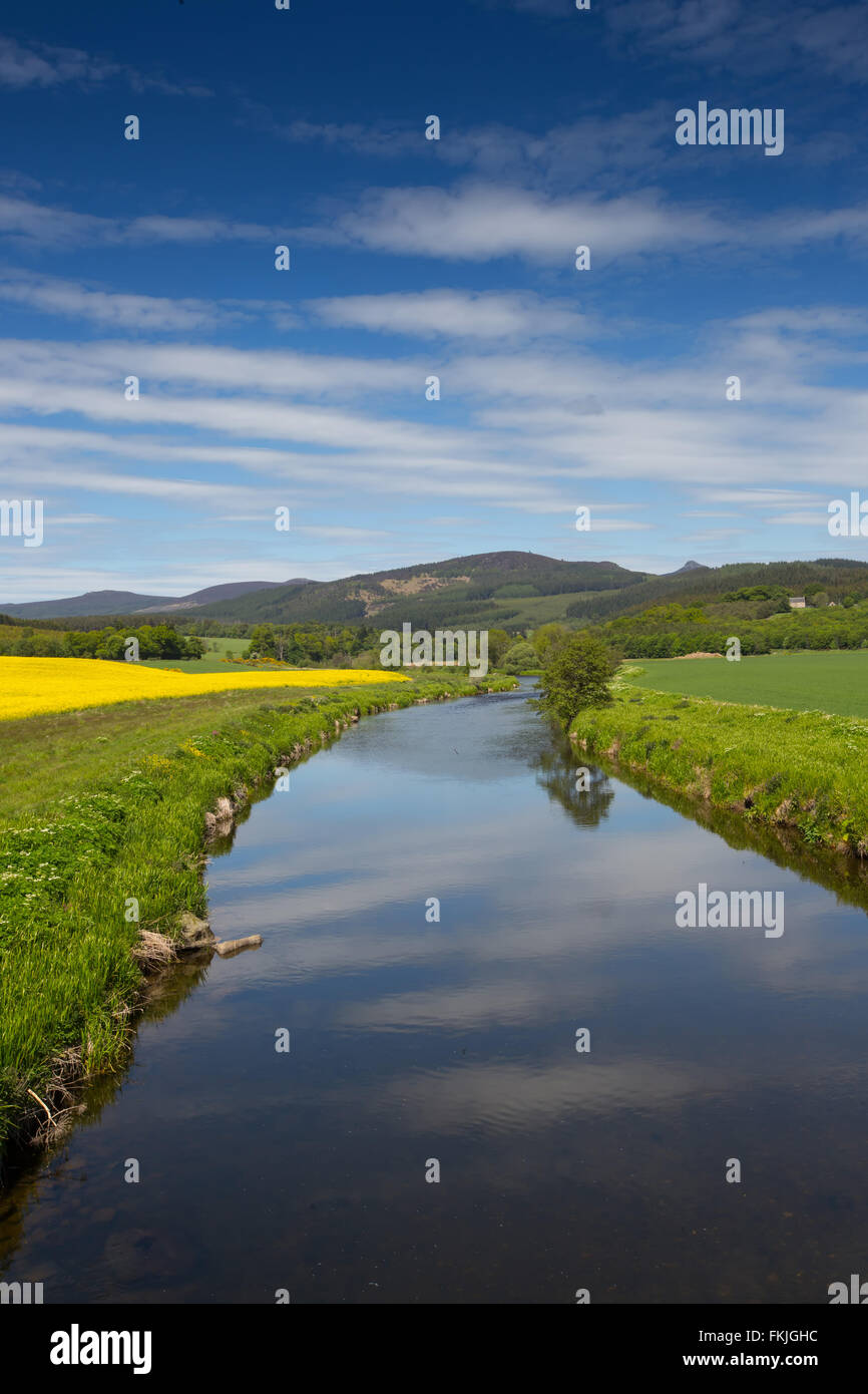 Il Fiume Don in rural Aberdeenshire, Scozia con terreni coltivati e colline in background Foto Stock