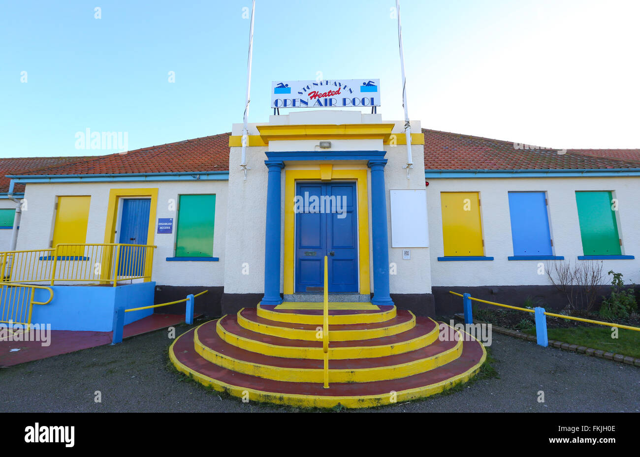 I colori degli esterni della piscina all'aperto di Stonehaven, Aberdeenshire, Scotland, Regno Unito Foto Stock