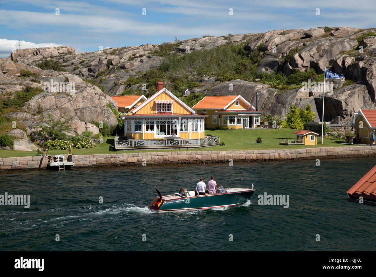 Casa estiva lungo il litorale, Hamburgsund, Bohuslän, sulla costa sud-ovest della Svezia, Svezia, Scandinavia, Europa Foto Stock