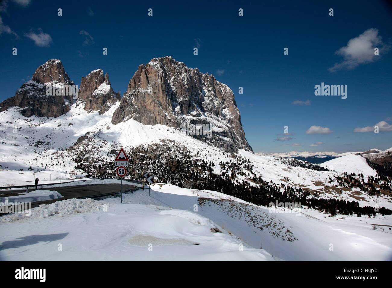 La sella è un 2240m italiano alto valico alpino delle Dolomiti. Il Passo Sella è situato a circa 33 km da Bolzano. Passo Sella, Trentino Alto Adige, Alto Adige, Italia, Europa Data: 17 Aprile 2012 Foto Stock