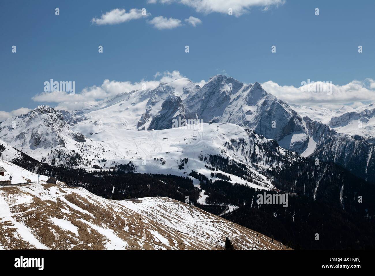 La Dolomite viste dal Passo Sella. La sella è un 2240m italiano alto valico alpino delle Dolomiti. Il Passo Sella è situato a circa 33 km da Bolzano. Passo Sella, Trentino Alto Adige, Alto Adige, Italia, Europa Data: 17 Aprile 2012 Foto Stock