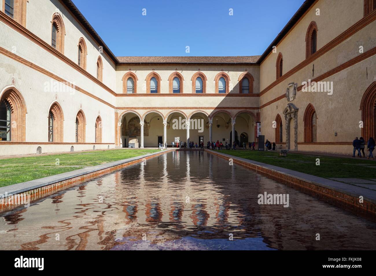 Italia: Cortile del Castello Sforzesco di Milano con acqua basando. Foto da 03. Marzo 2016. Foto Stock