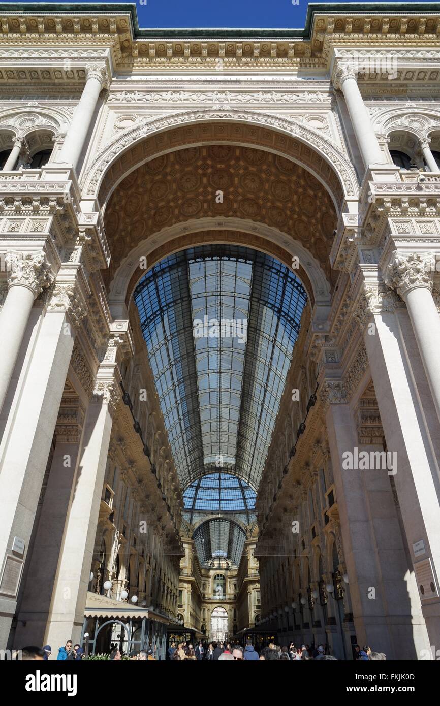 Italia: ingresso principale della Galleria Vittorio Emanuele II, visto dalla Piazza del Duomo di Milano. Foto da 3. Marzo 2016. Foto Stock