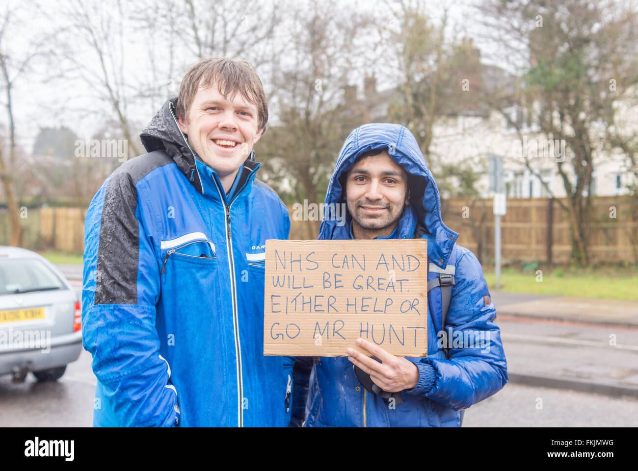 Oxford, Regno Unito, 9 marzo 2016 i medici junior formano una linea di raccolta nonostante il maltempo di questa mattina, durante l'inizio del primo sciopero dei medici nel Regno Unito per 40 anni. . Credito: Bridget Catterall/Alamy Live News Foto Stock