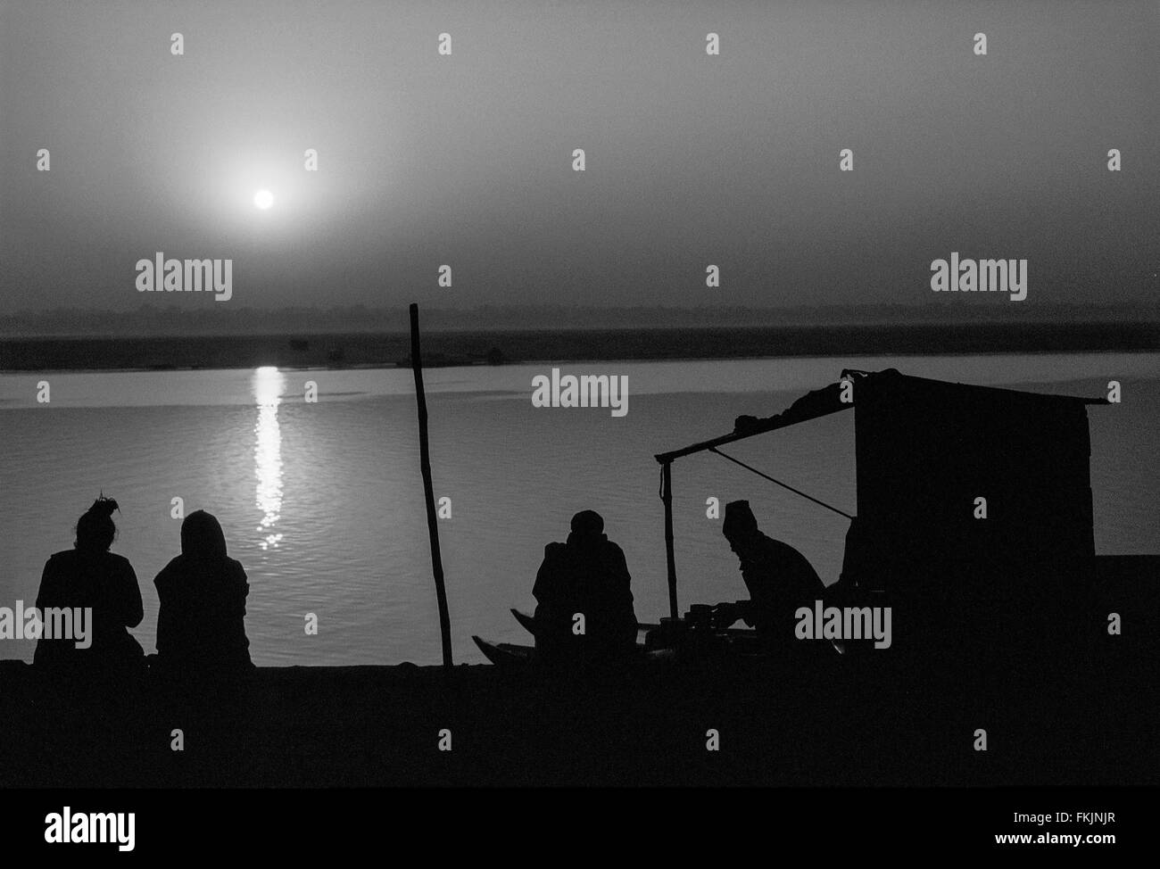 La mattina presto Sunrise oriente in Varanasi,Benares,al di sopra di aree inondabili come turisti hanno tazza di chai al tè in stallo.Il ghats.Gange. Foto Stock