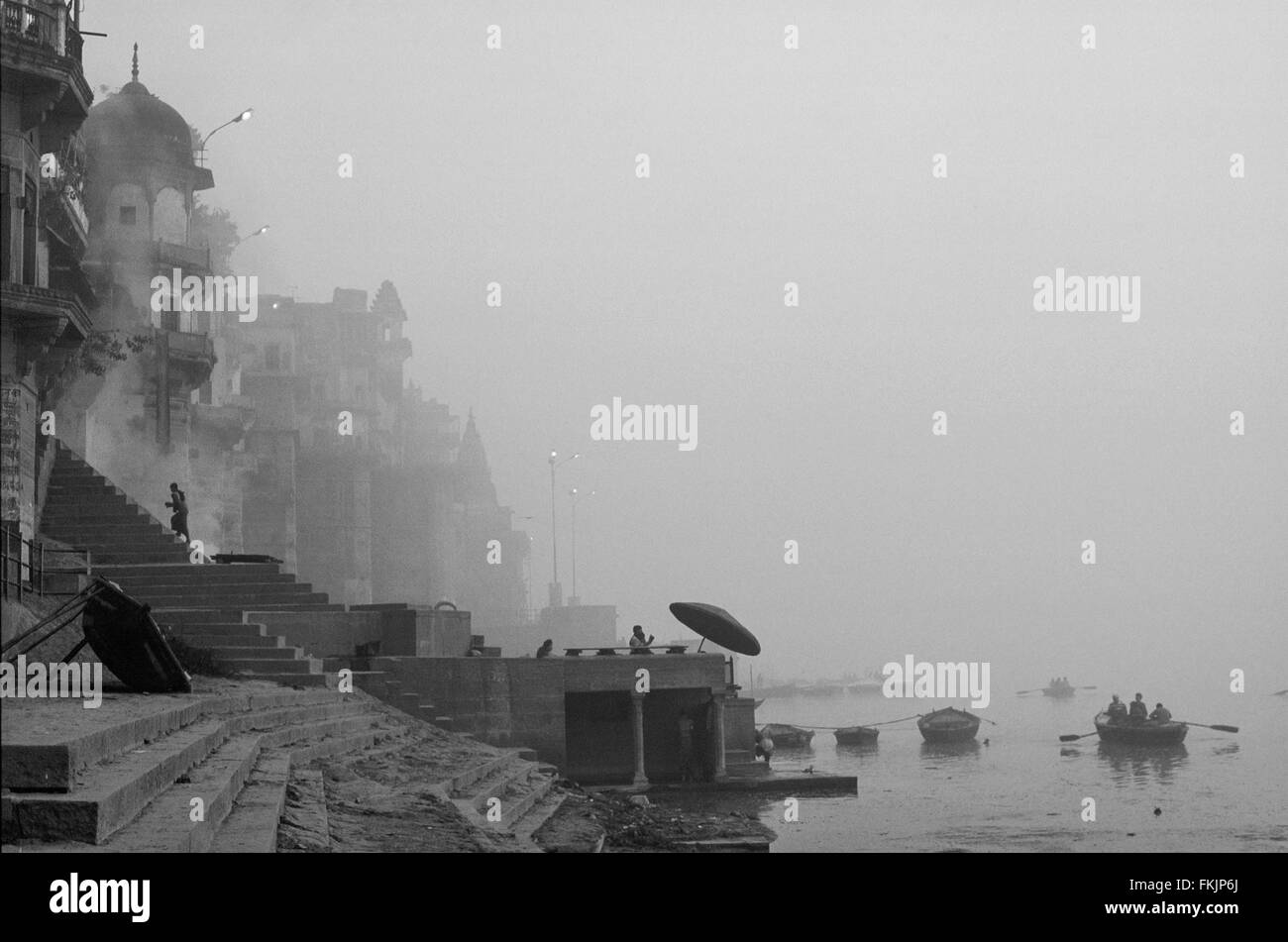 Misty,nebbia,foggy,grigio alba avvolta nella nebbia.barche sul sacro Fiume Gange e balneazione ghats.Varanasi,Benares,l'India. Foto Stock