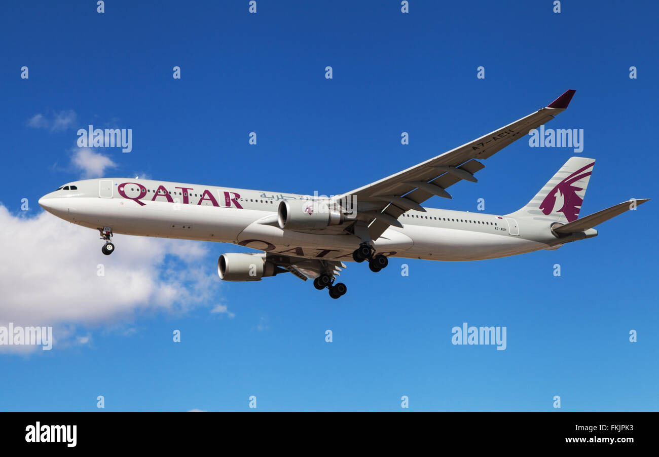 La Qatar Airways Airbus A330-302 avvicinamento all Aeroporto El Prat di Barcellona, Spagna. Foto Stock