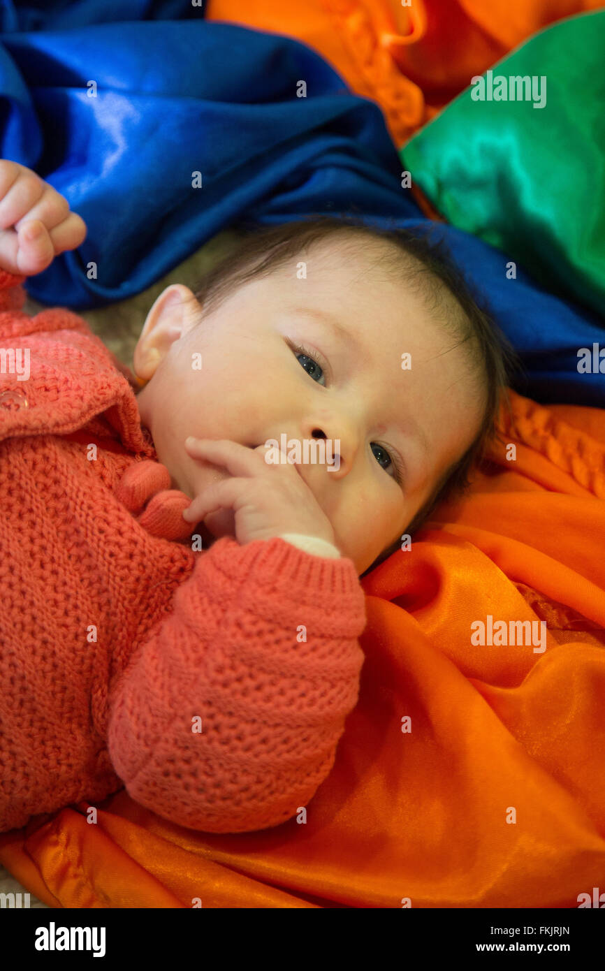 Bambina con colorati materiale sensoriale Foto Stock