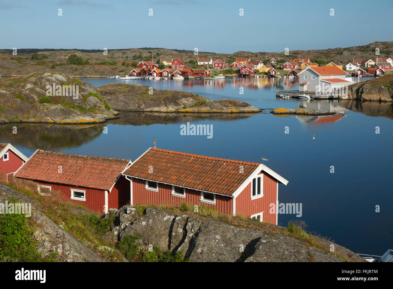 Vista di rosso falu case di pescatori, Stocken, Orust, Bohuslän, sulla costa sud-ovest della Svezia, Svezia, Scandinavia, Europa Foto Stock