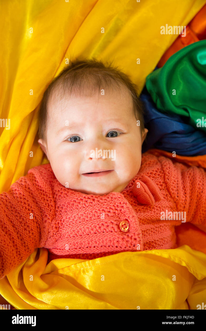 Bambina con colorati materiale sensoriale Foto Stock
