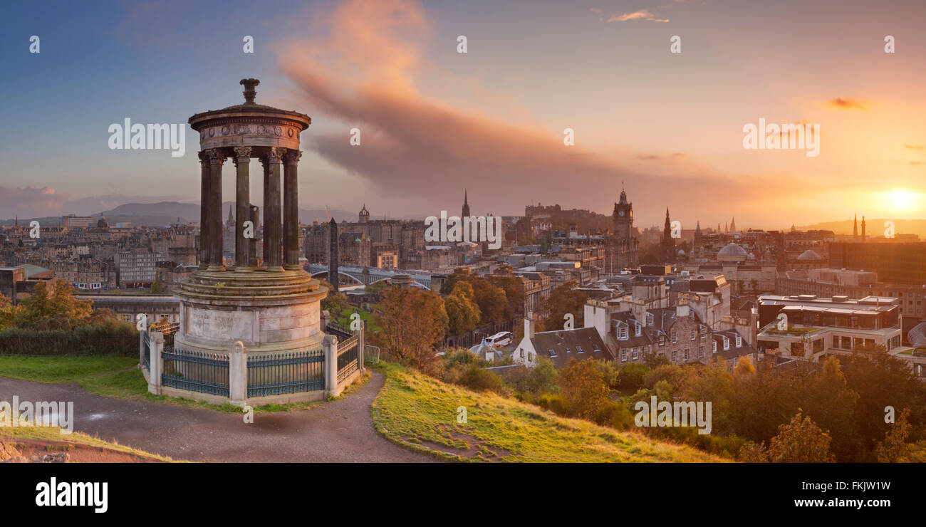 La skyline di Edimburgo con il castello di Edimburgo in background. Fotografato da Calton Hill al tramonto. Foto Stock