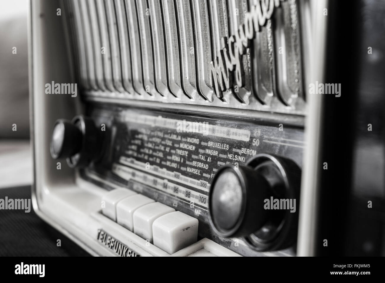 Vecchia radio in bianco e nero Foto stock - Alamy