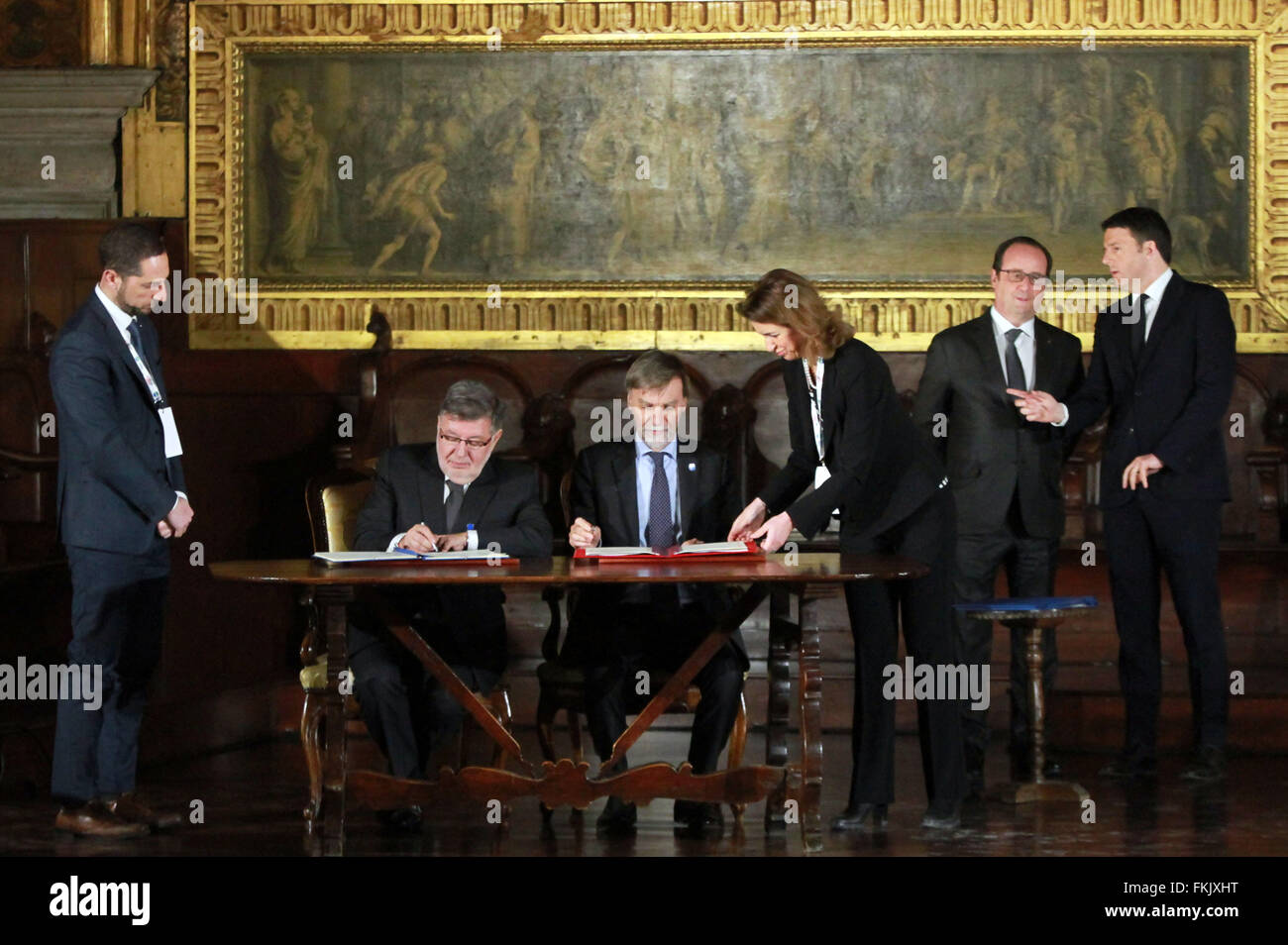 Venezia, Italia. 08 Mar, 2016. Il Ministro italiano delle Infrastrutture e dei trasporti Graziano Delrio (R) e Francese junior ministro dei Trasporti Alain Vidalies (L) partecipare durante il Italy-French vertice con il Presidente francese Francois Hollande e Primo Ministro italiano Matteo Renzi © Andrea Spinelli/Pacific Press/Alamy Live News Foto Stock