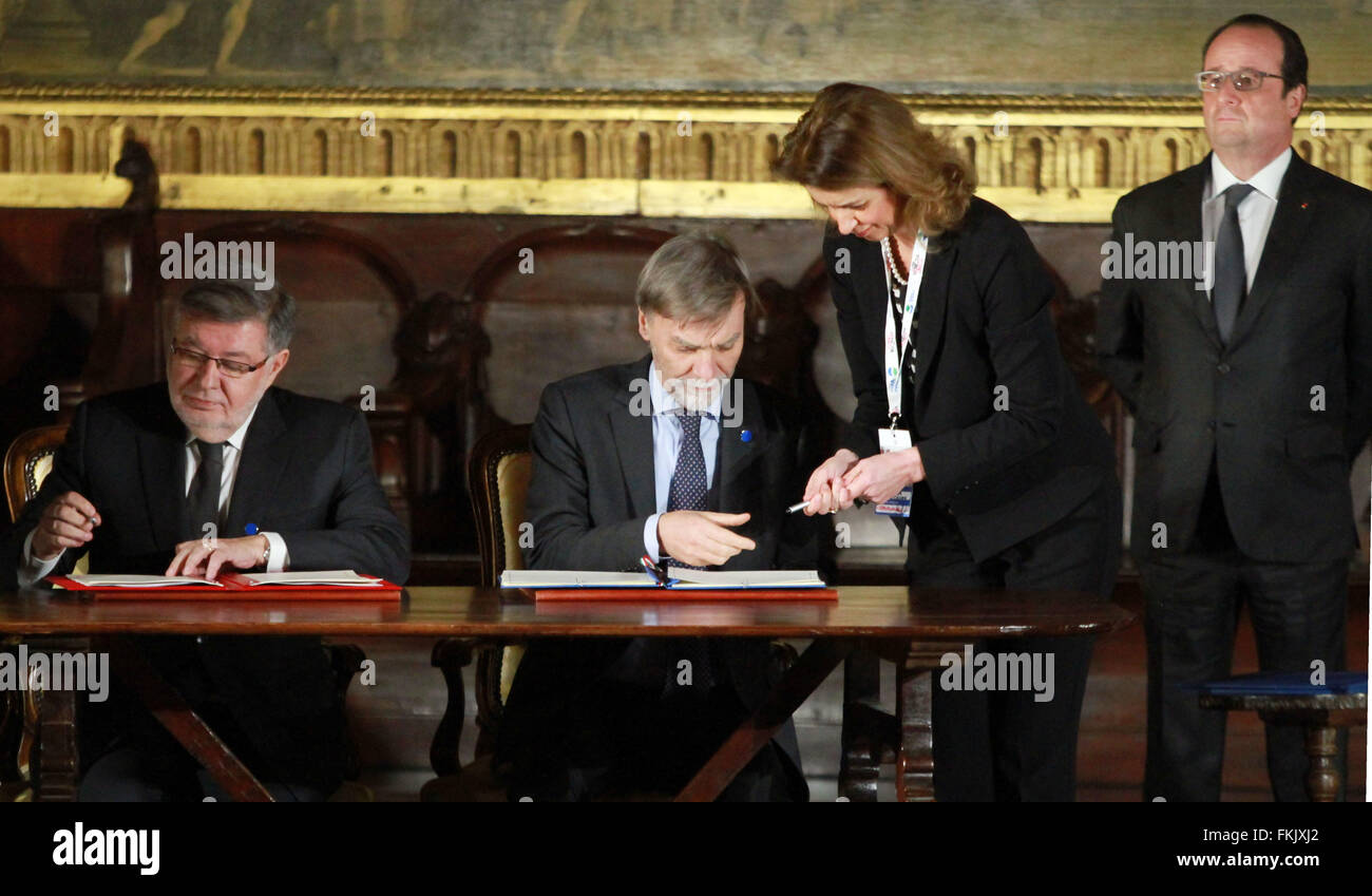 Venezia, Italia. 08 Mar, 2016. Il Ministro italiano delle Infrastrutture e dei trasporti Graziano Delrio (R) e Francese junior ministro dei Trasporti Alain Vidalies (L) partecipare durante il Italy-French vertice con il Presidente francese Francois Hollande e Primo Ministro italiano Matteo Renzi © Andrea Spinelli/Pacific Press/Alamy Live News Foto Stock