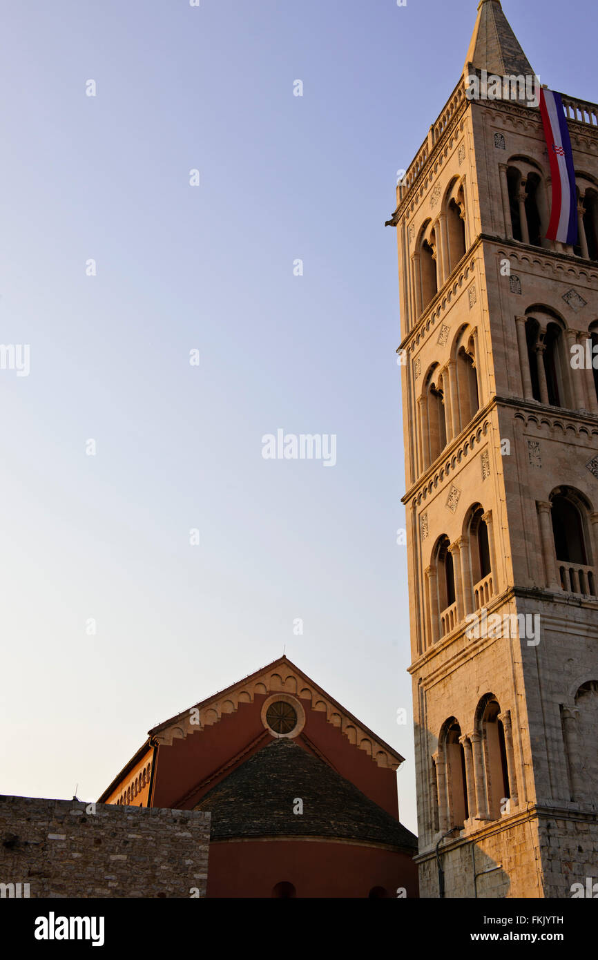 Chiesa di St Donal & Cattedrale Romanica Anastasia e il museo archeologico con campanile,Harbour Bridge,Tramonto,Zadar, Croazia Foto Stock