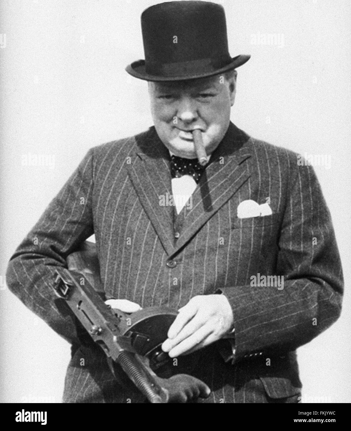 Sir Winston Churchill immagine di guerra con un 'Tommy' pistola. Dagli archivi di stampa Ritratto Service - Ex premere ritratto Bureau. Foto Stock
