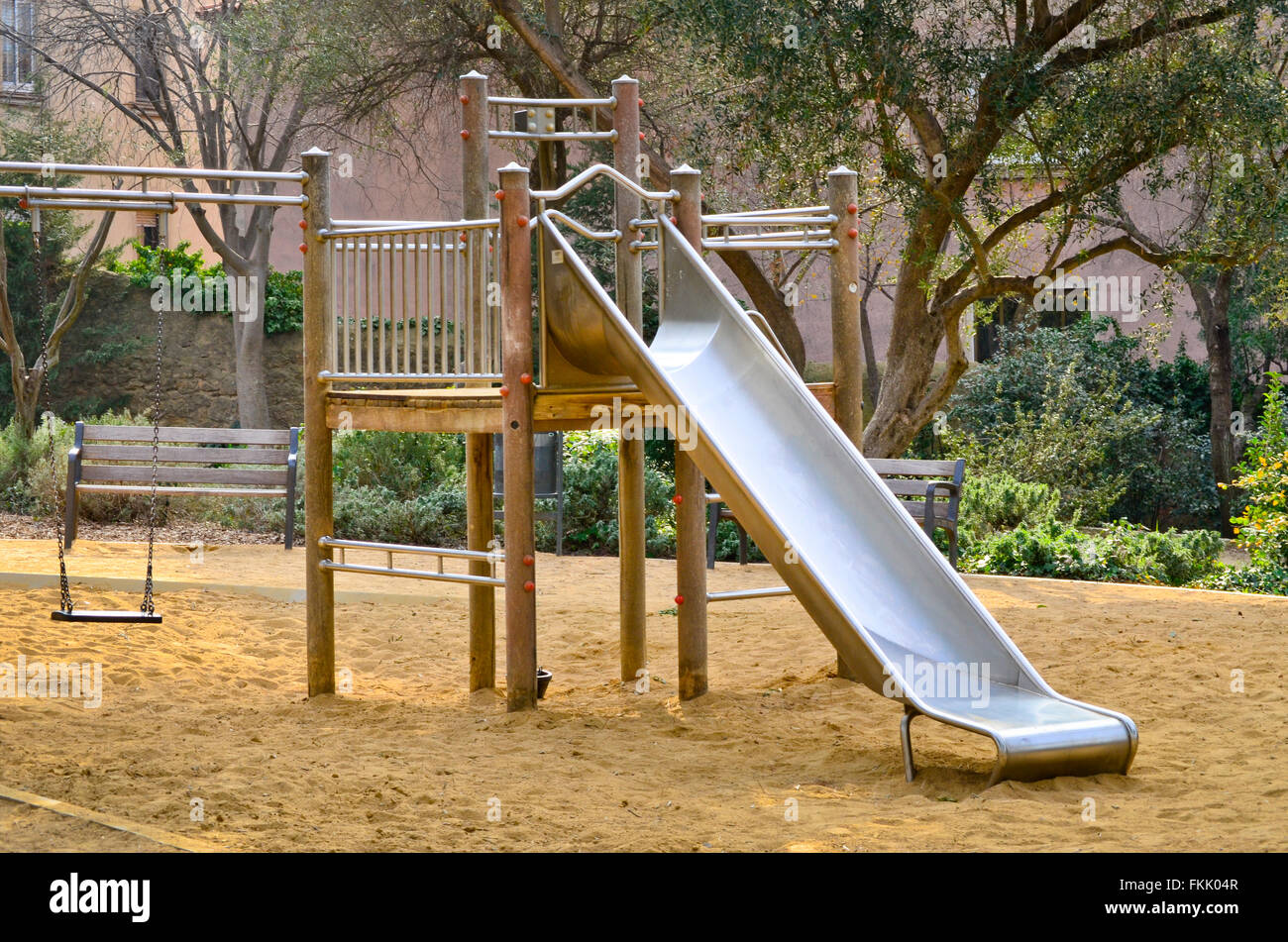 Il parco giochi per i bambini in un parco. Foto Stock