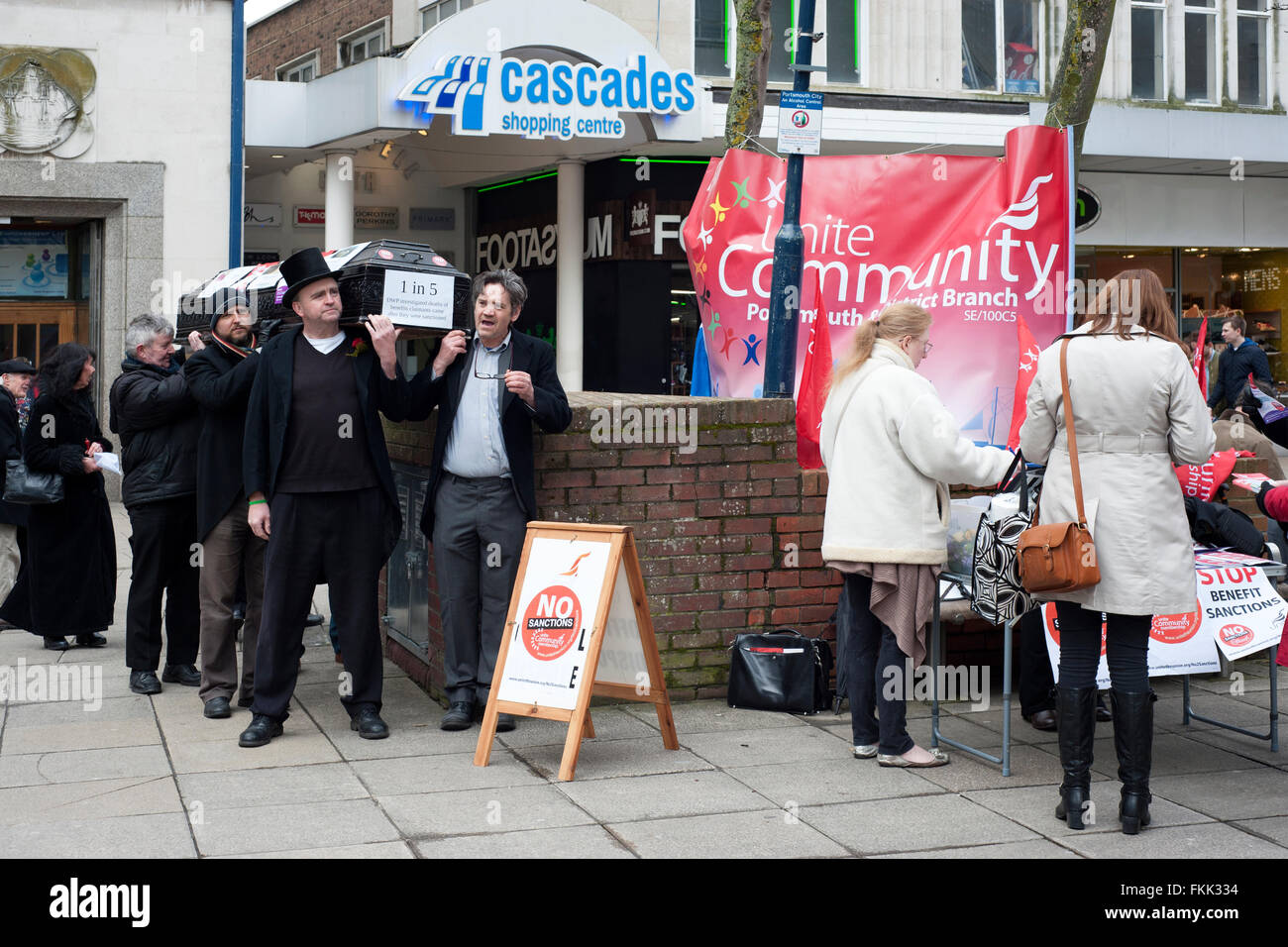 Unite l'Unione nazionale Giornata di protesta contro il governo a vantaggio del benessere delle sanzioni che si svolgono in Portsmouth Inghilterra Regno Unito Foto Stock