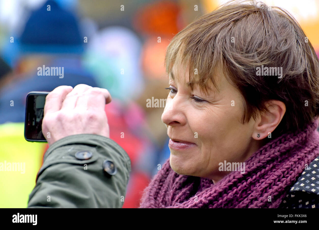 Caroline Lucas MP (partito dei Verdi, Brighton Pavilion) a CND 'Stop Trident" rally in London, Feb 2016 Foto Stock