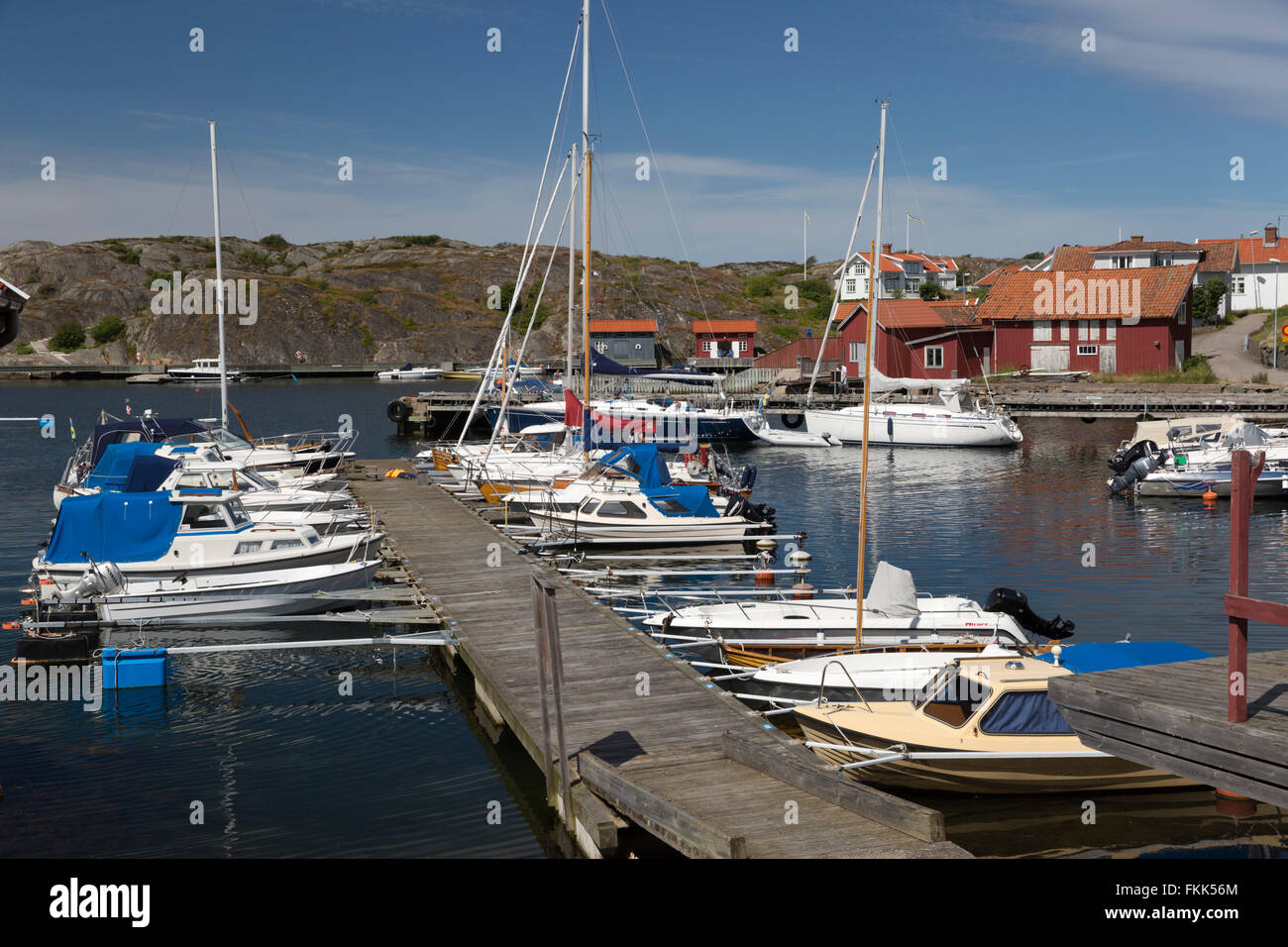 Vista sul porto, Hälleviksstrand, Orust, Bohuslän, sulla costa sud-ovest della Svezia, Svezia, Scandinavia, Europa Foto Stock