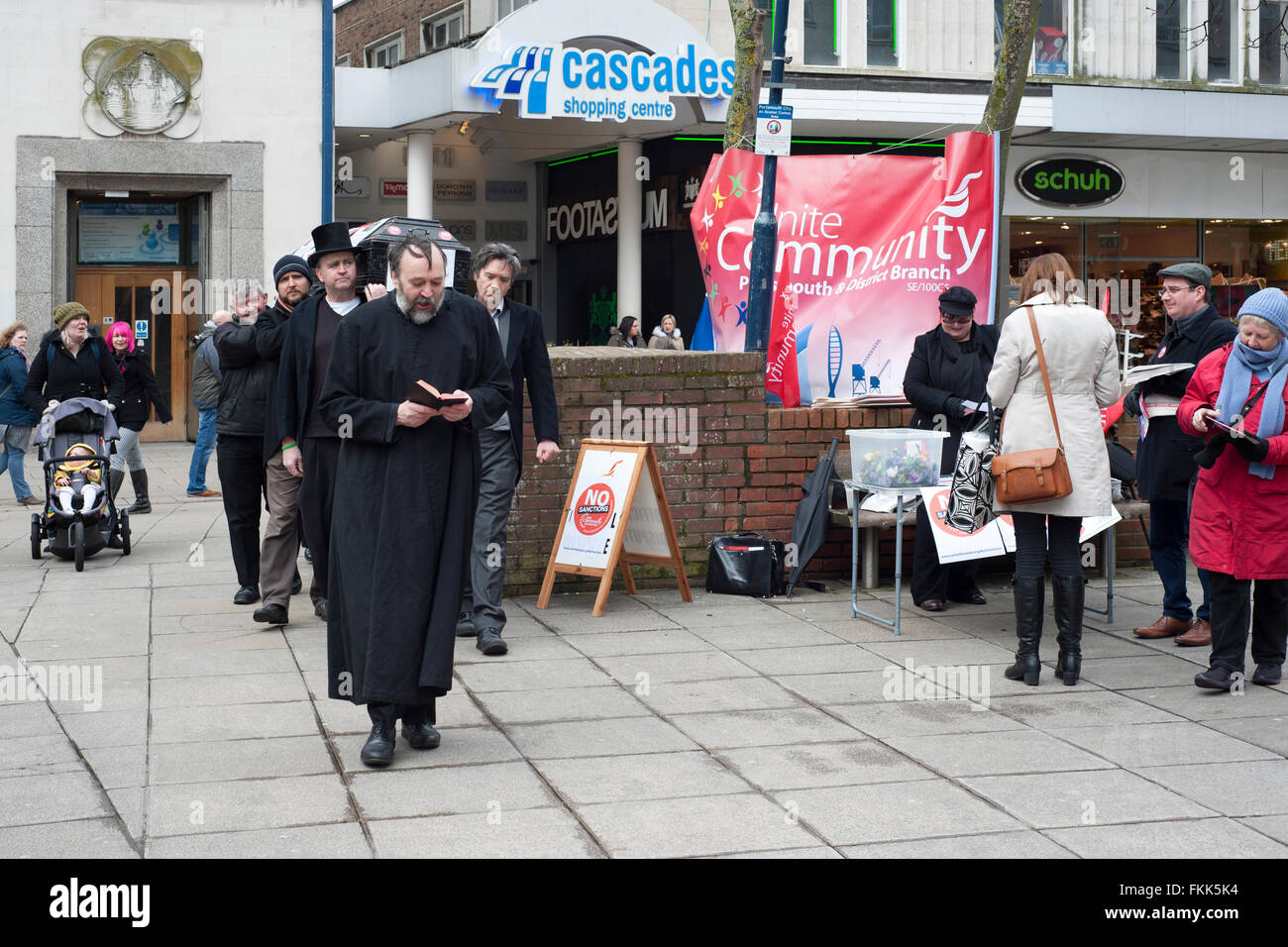 Unite l'Unione nazionale Giornata di protesta contro il governo a vantaggio del benessere delle sanzioni che si svolgono in Portsmouth Inghilterra Regno Unito Foto Stock