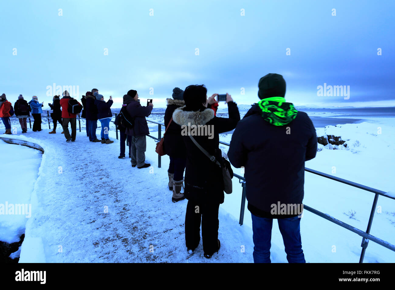 Neve invernale, i turisti a piedi di Pingvellir Parco Nazionale, sito Patrimonio Mondiale dell'UNESCO, South Western Islanda, l'Europa. Foto Stock