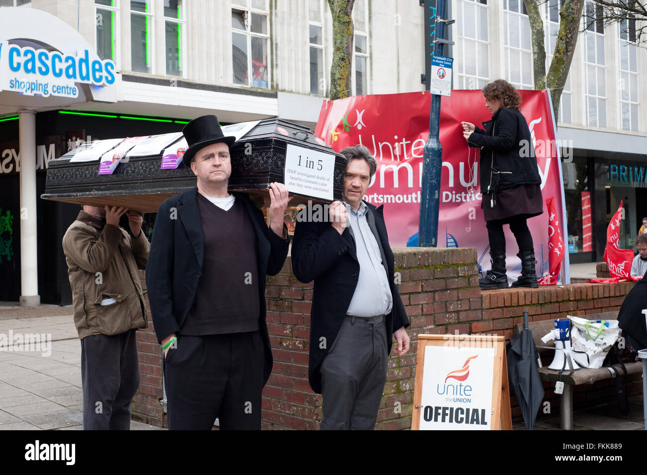 Unite l'Unione nazionale Giornata di protesta contro il governo a vantaggio del benessere delle sanzioni che si svolgono in Portsmouth Inghilterra Regno Unito Foto Stock