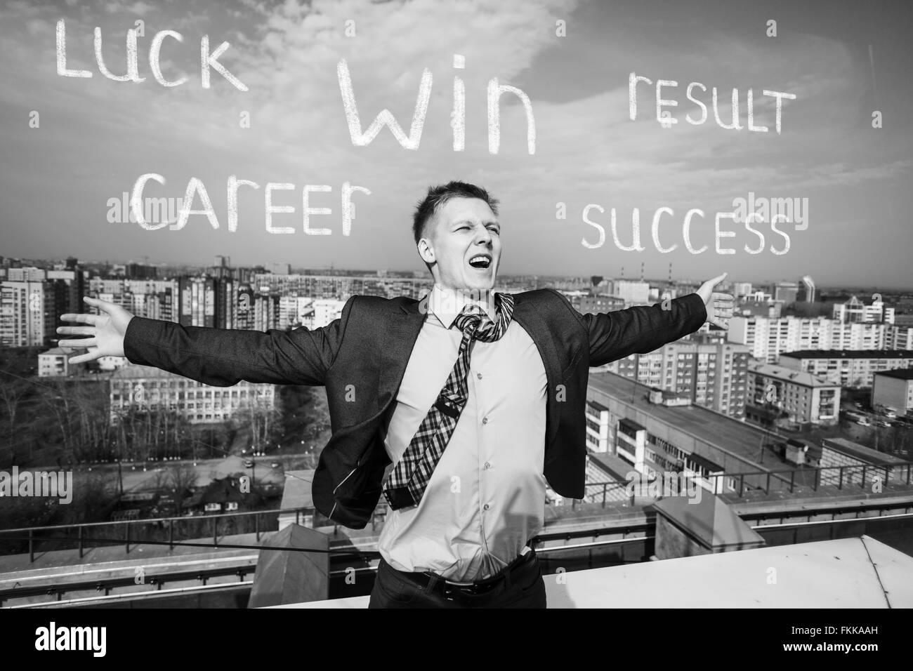 Allegro imprenditore in piedi sul tetto Foto Stock