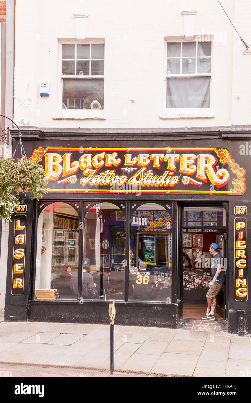 La Lettera nera Tattoo Studio a Gloucester , Gloucestershire , Inghilterra , Inghilterra , Regno Unito Foto Stock