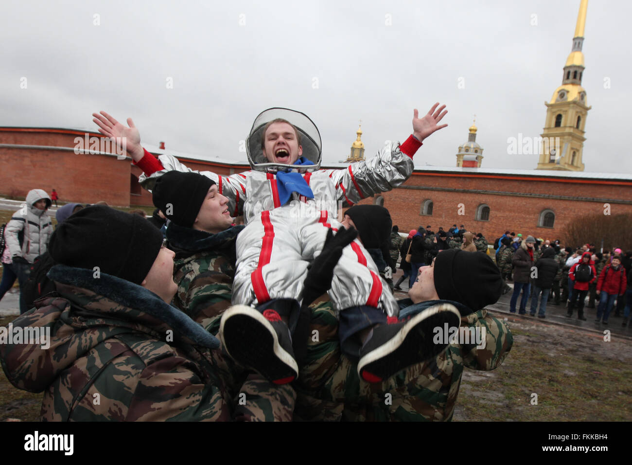 (160309) -- San Pietroburgo, 9 marzo 2016(Xinhua) -- Le persone partecipano a un'attività per celebrare Yuri Gargarin's ottantaduesima compleanno a San Pietroburgo, Russia, il 9 marzo 2016. Il tardo cosmonauta Yuri Gagarin divenne il primo uomo nello spazio il 12 aprile 1961 ed è stato ucciso nel 1968 all età di 34 in un incidente aereo. Egli anime sono state 82 anni mercoledì.(Xinhua) (AZP) Foto Stock