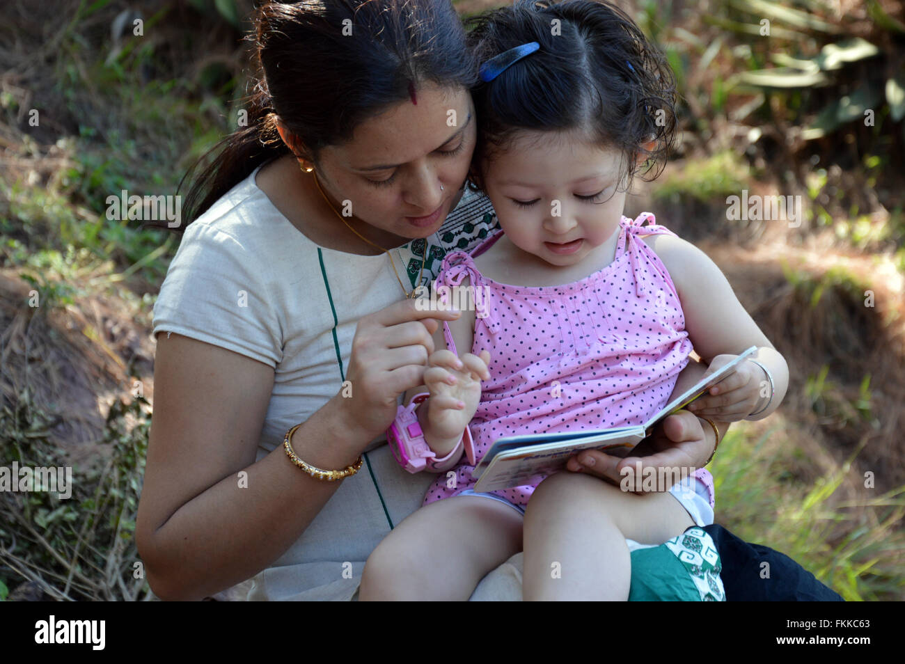 La madre e il bambino a leggere un libro Foto Stock