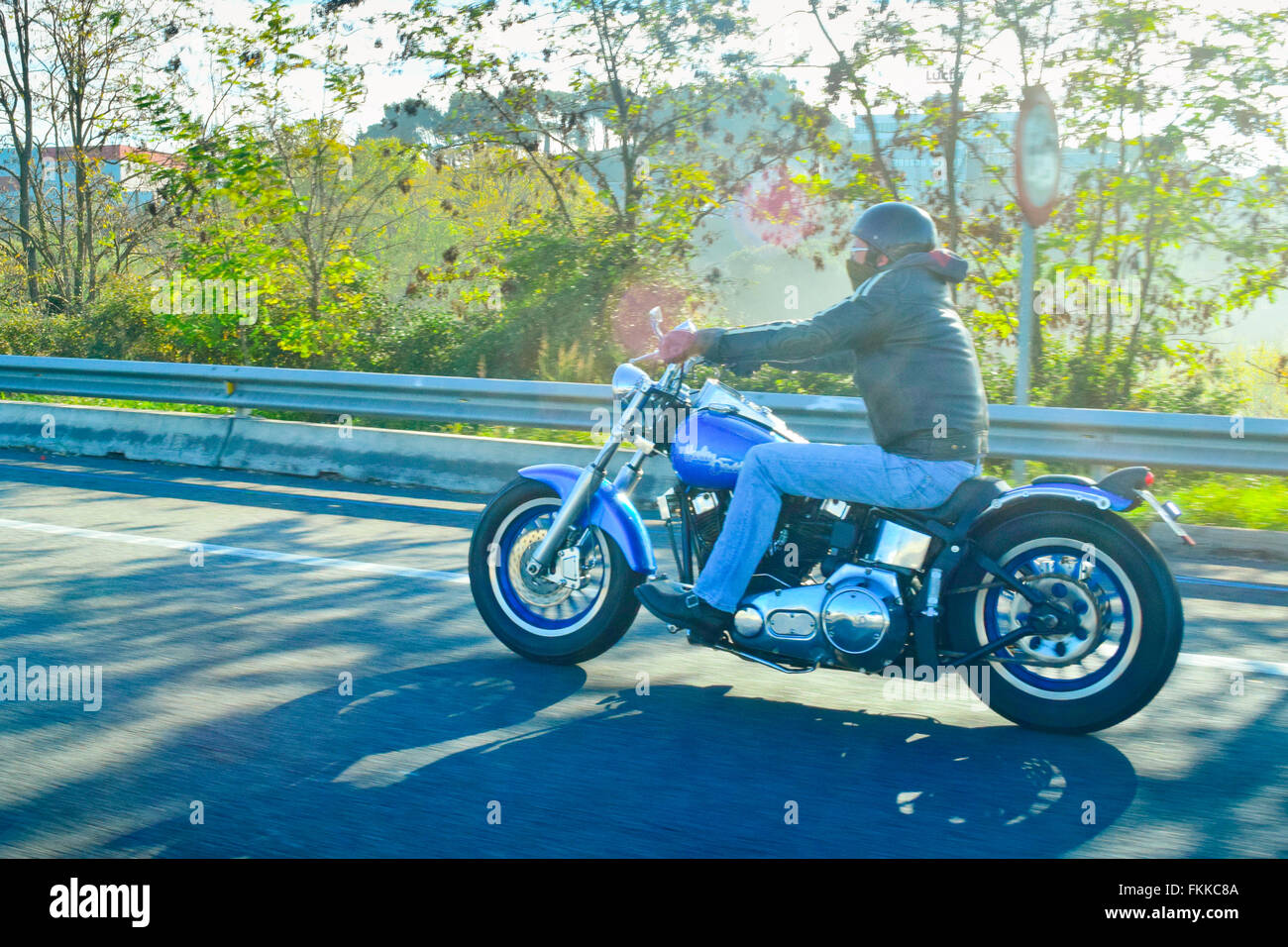 Uomo con casco in sella Harley Davidson Moto Foto stock - Alamy