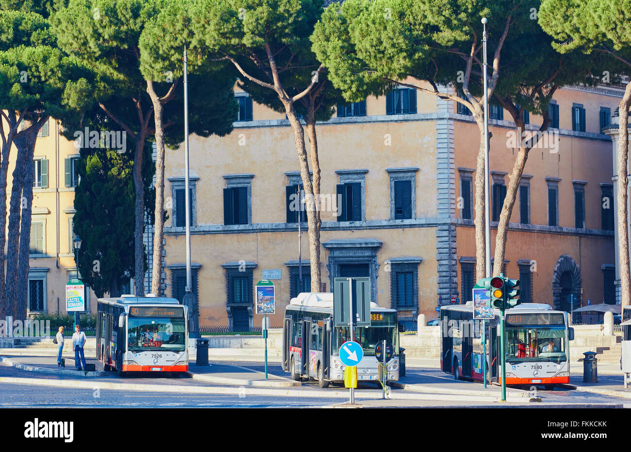 Tre autobus in attesa di lasciare la piazza Venezia Roma Lazio Italia Europa Foto Stock
