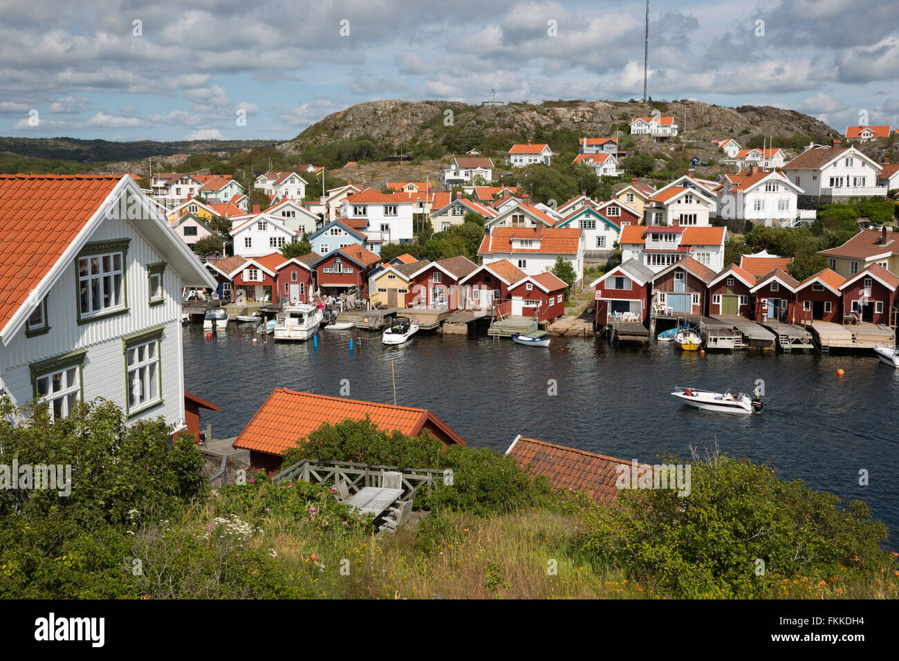 Tradizionale rosso falu case di pescatori, Hälleviksstrand, Orust, Bohuslän, sulla costa sud-ovest della Svezia, Svezia, Scandinavia, Europa Foto Stock